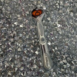 Gillette Silver Handle with Orange Accent battery powered